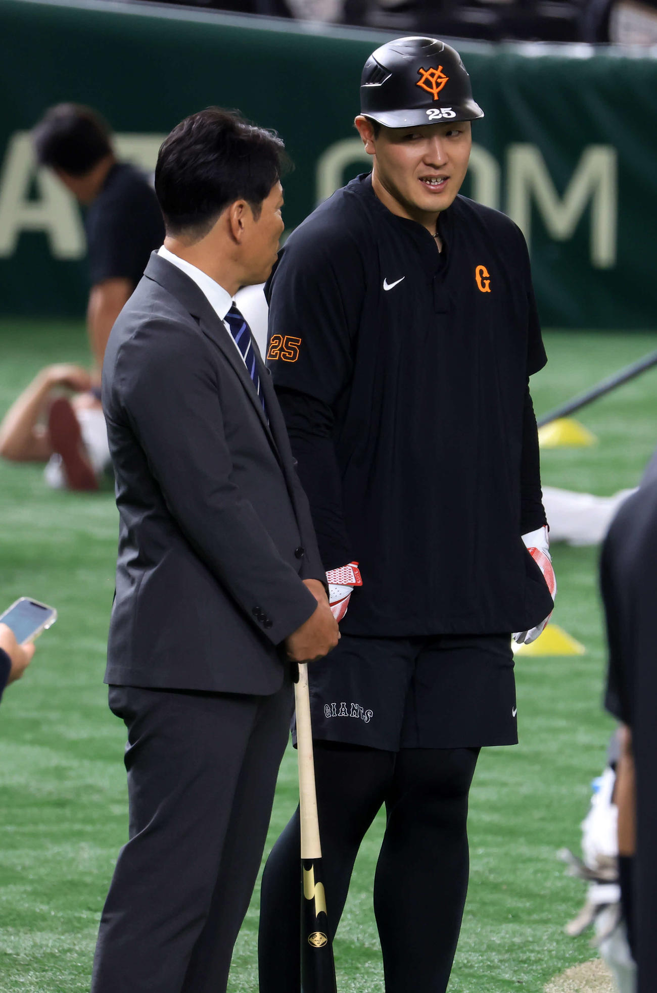 巨人対ソフトバンク　視察に訪れた侍ジャパンの井端監督（左）は巨人岡本和と談笑する（撮影・浅見桂子）