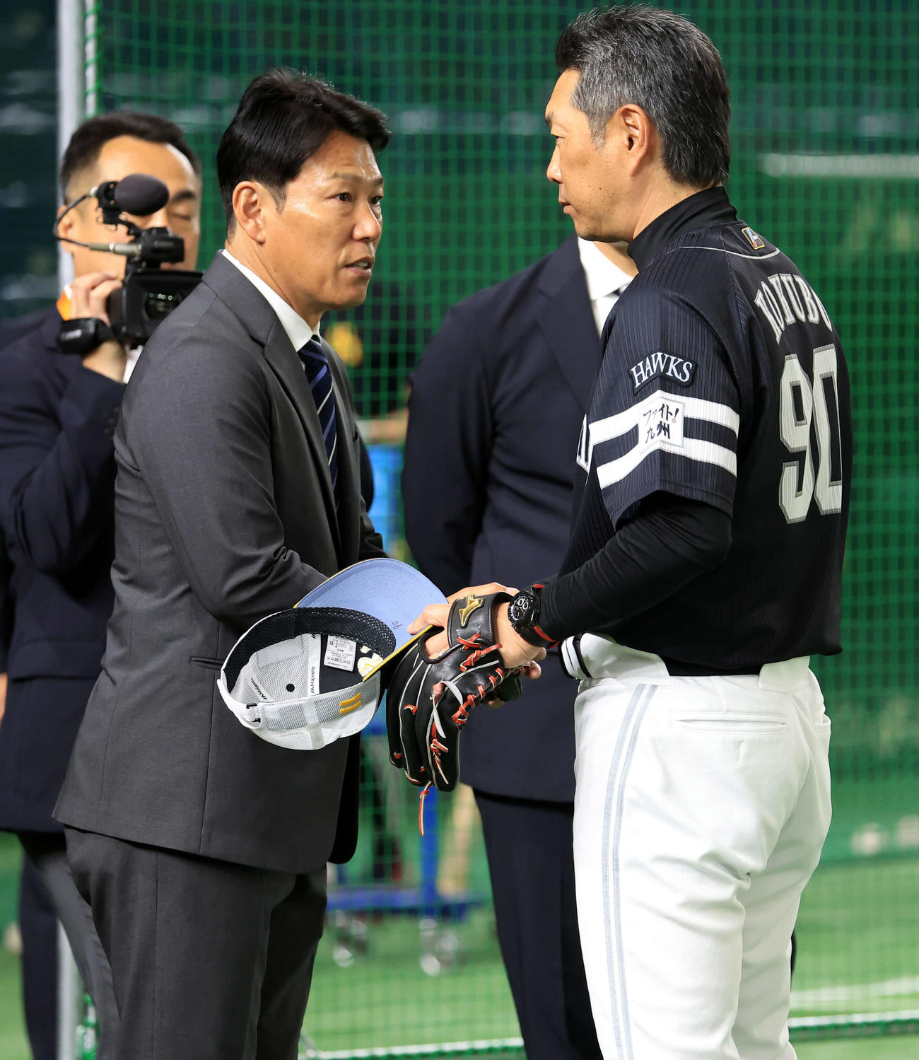 巨人対ソフトバンク　視察に訪れた侍ジャパンの井端監督（左）はソフトバンク小久保監督と握手であいさつ（撮影・浅見桂子）