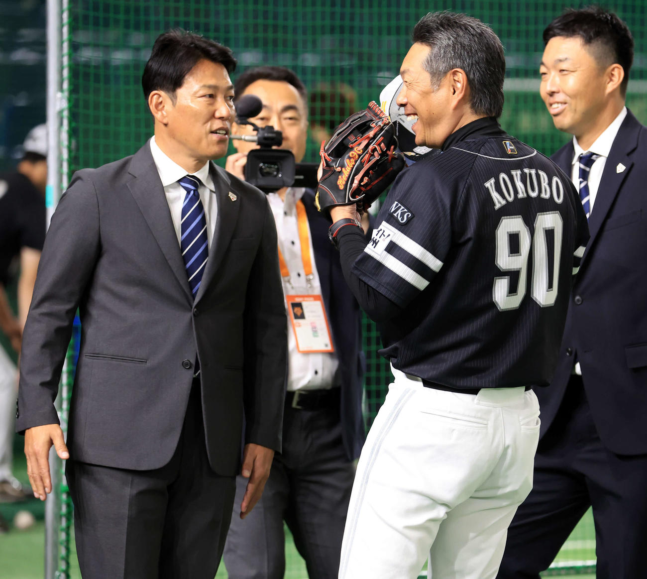 巨人対ソフトバンク　視察に訪れた侍ジャパンの井端監督（左）はソフトバンク小久保監督と談笑する（撮影・浅見桂子）