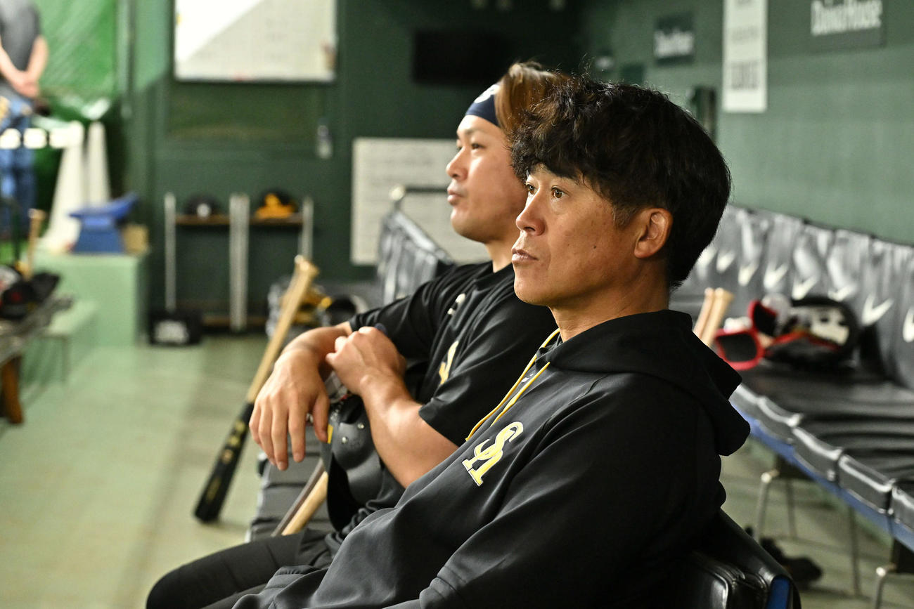 巨人対ソフトバンク　試合前練習でソフトバンク城島球団会長付特別アドバイザー兼シニアコーディネーター（手前）は甲斐と話す（撮影・滝沢徹郎）