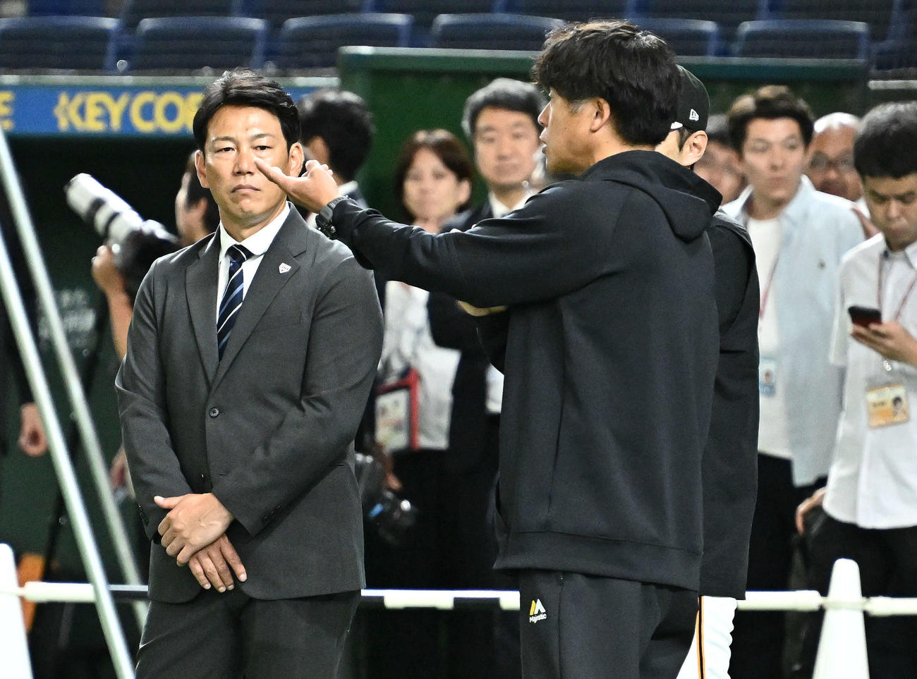 巨人対ソフトバンク　試合前練習を訪れた侍ジャパン井端監督（後方左）はソフトバンク城島球団会長付特別アドバイザー兼シニアコーディネーター（手前）と話す（撮影・滝沢徹郎）