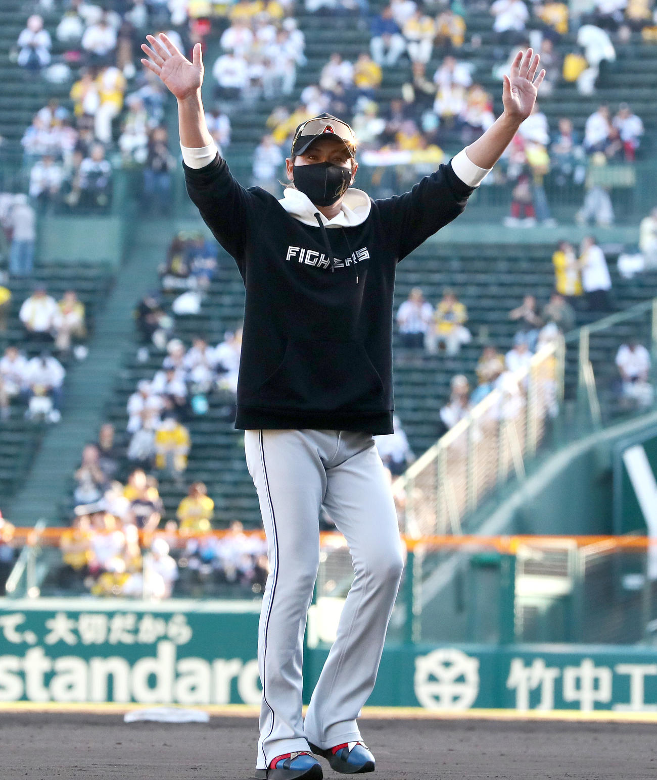 阪神対日本ハム　スタンドにファンに手を振る日本ハム新庄監督（撮影・上山淳一）