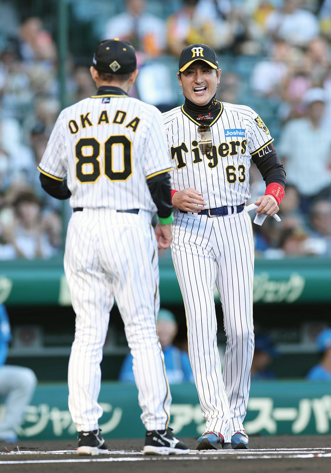 阪神対日本ハム　阪神のユニホーム姿でメンバー表交換に登場する日本ハム新庄監督。左は阪神岡田監督（撮影・前田充）