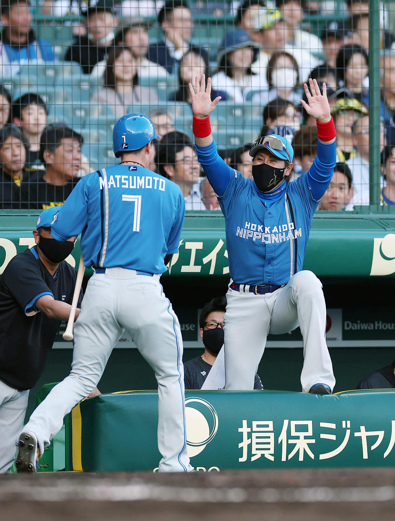 阪神対日本ハム　2回表日本ハム1死二、三塁、石井の遊野選で生還した松本剛（左）を迎える新庄監督（撮影・前田充）