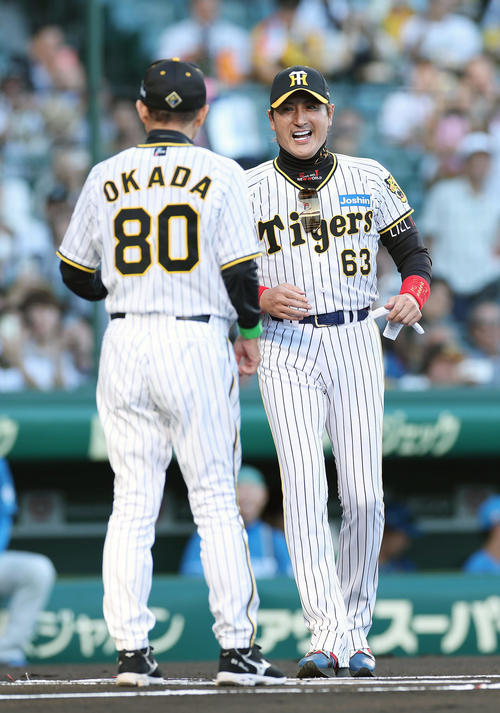 日本ハム】新庄監督が阪神ユニ姿！甲子園騒然 岡田監督とメンバー表