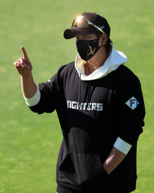 日本ハム】新庄監督が阪神ユニ姿！甲子園騒然 岡田監督とメンバー表