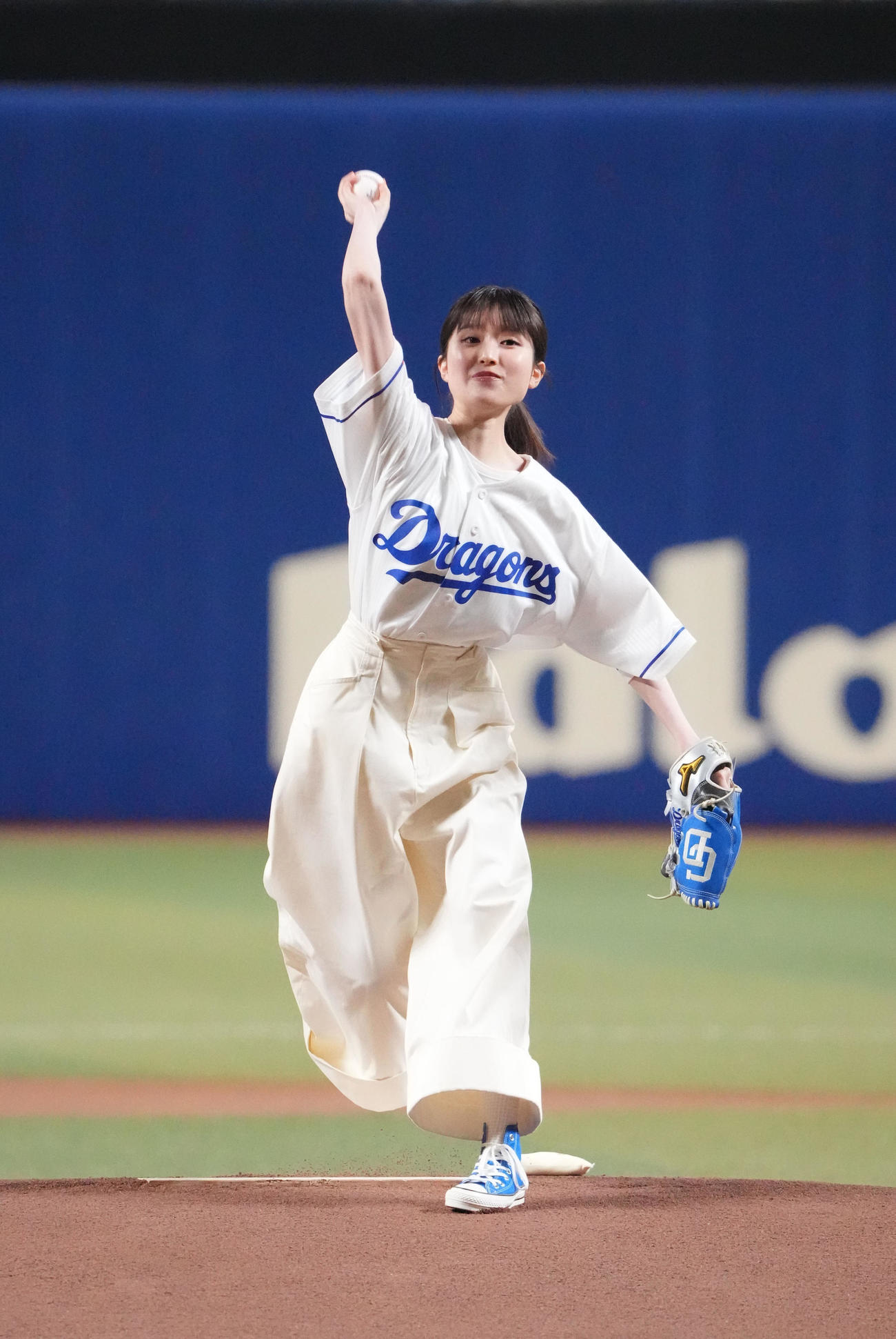 中日対西武　試合前、始球式を行う福本莉子（撮影・森本幸一）