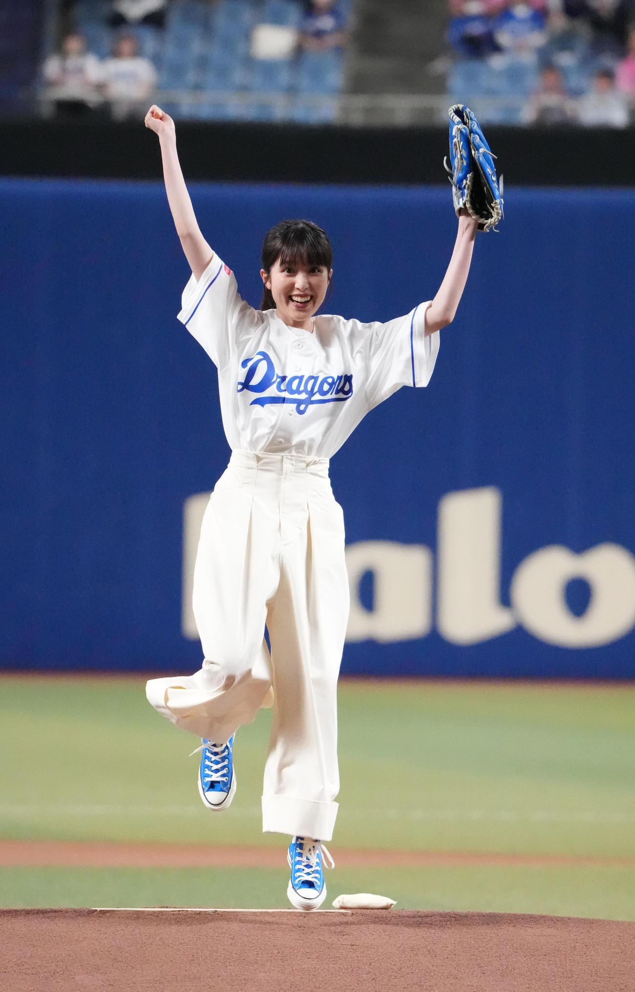 中日対西武　試合前、始球式を行った福本莉子（撮影・森本幸一）