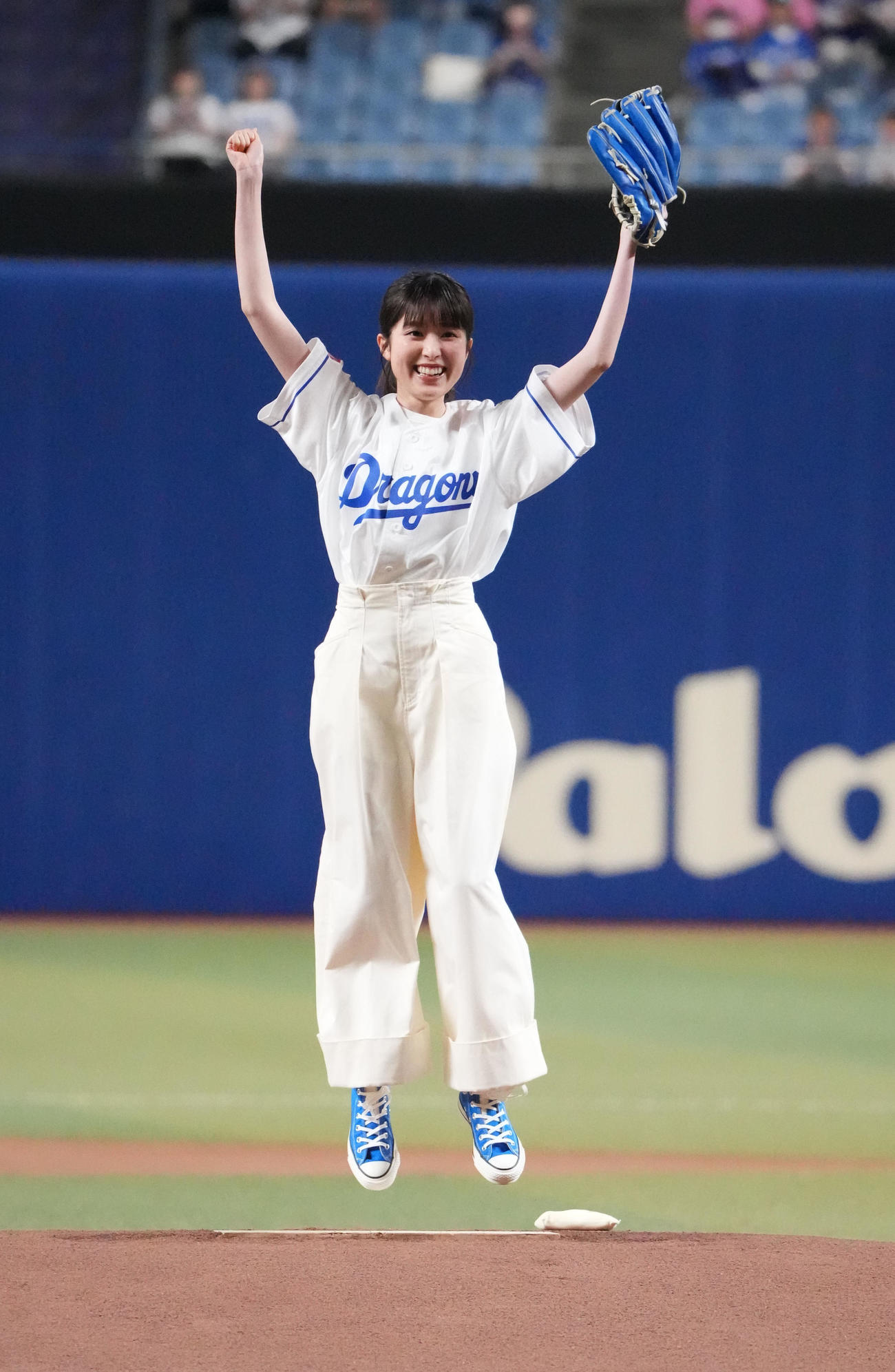 中日対西武　試合前、始球式を行った福本莉子（撮影・森本幸一）