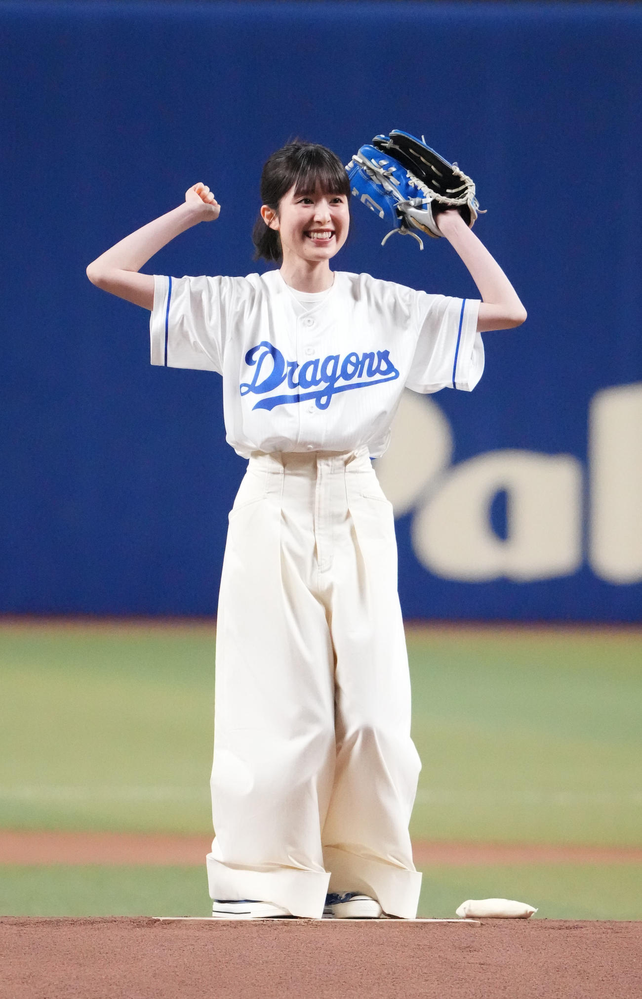 中日対西武　試合前、始球式を行った福本莉子（撮影・森本幸一）