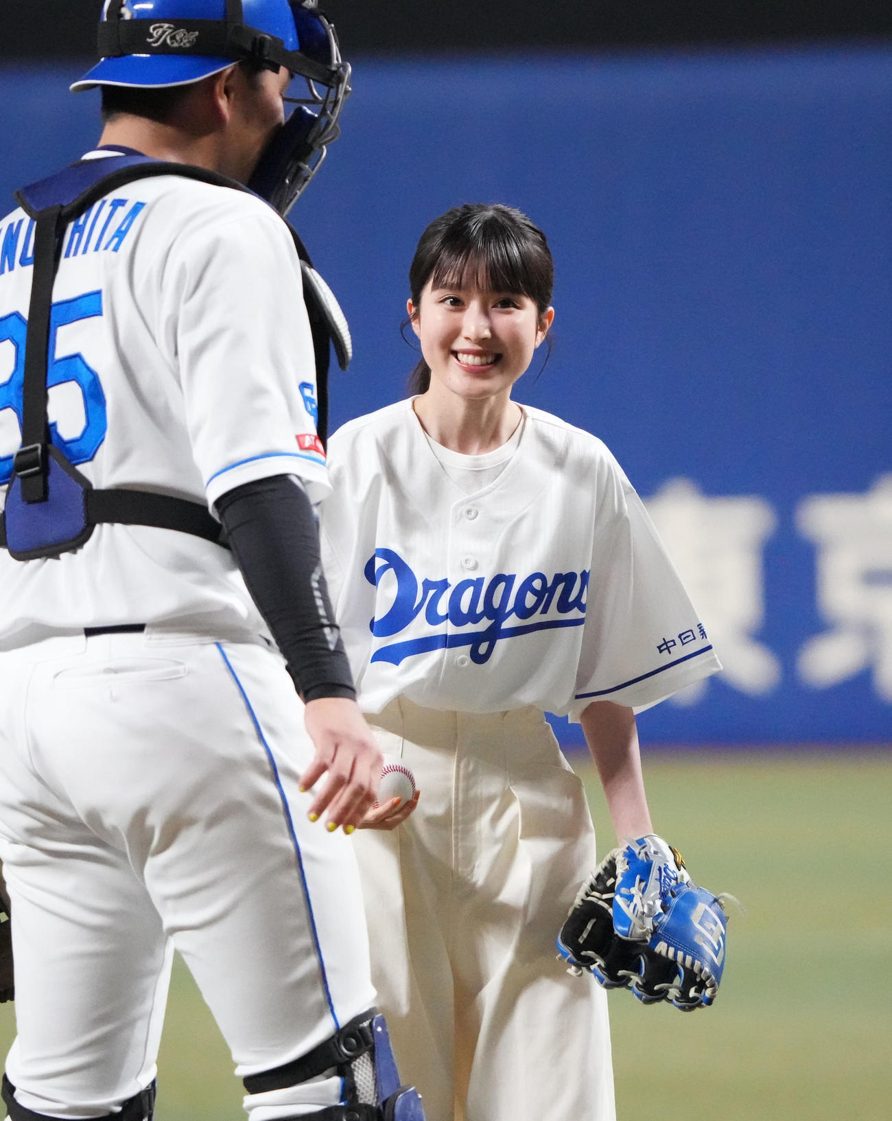 中日対西武　試合前、始球式を行った福本莉子（撮影・森本幸一）