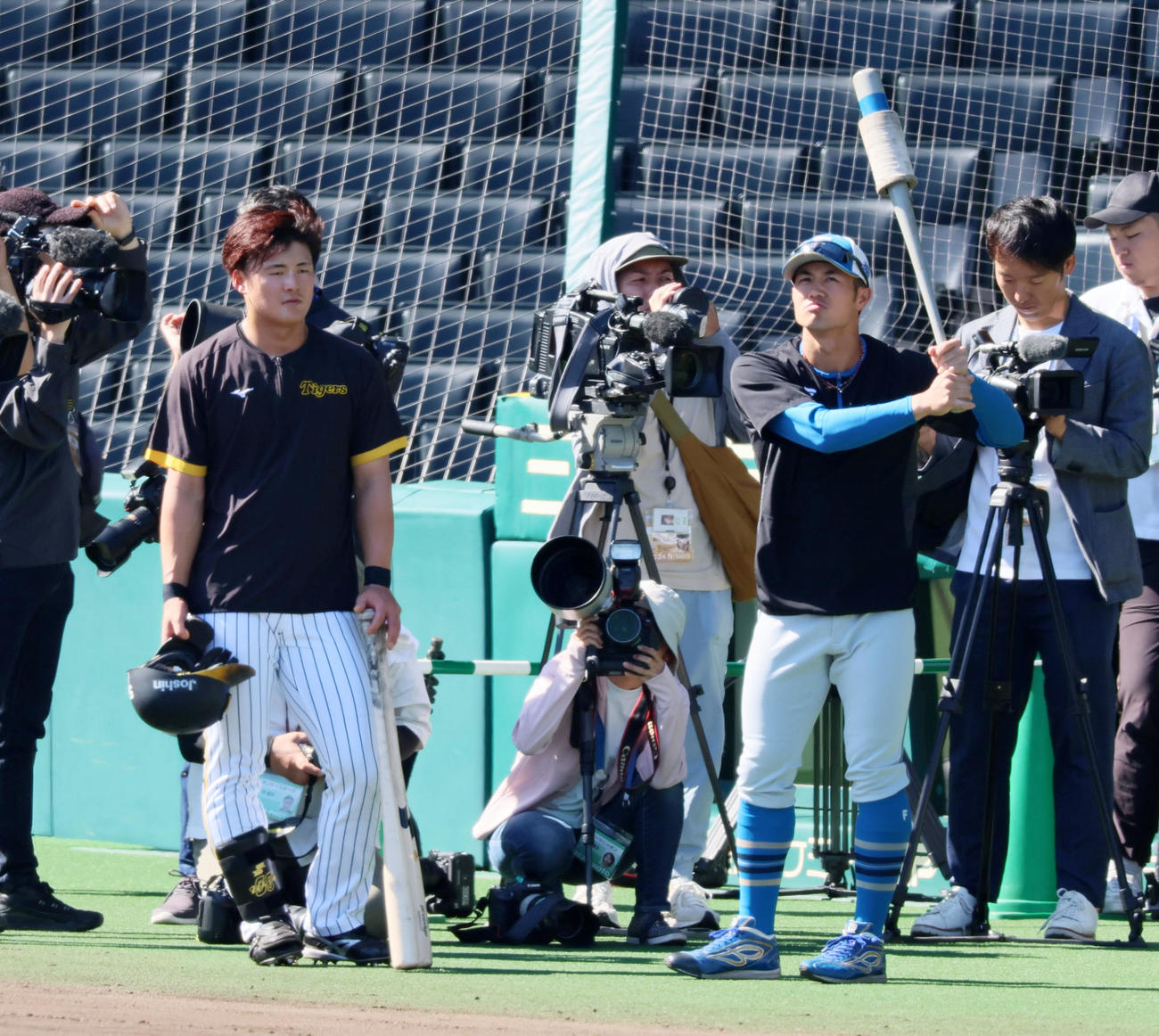 阪神対日本ハム　細川（右）と話す前川（撮影・加藤哉）