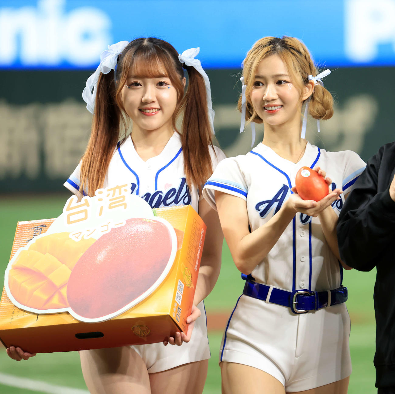 巨人対ソフトバンク　「台湾果物ブランドデー」で登場した台湾球団のチアガール（撮影・浅見桂子）