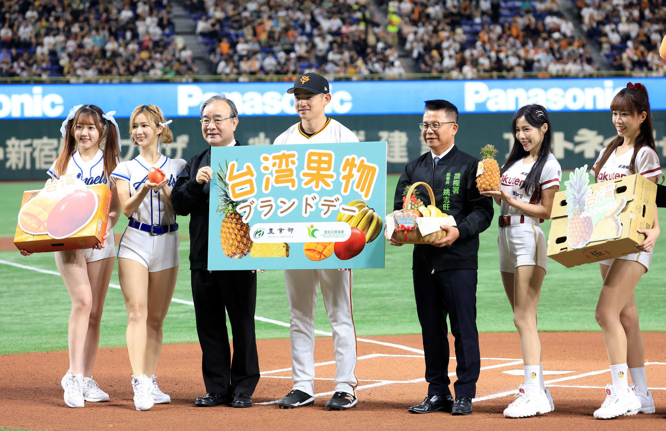 巨人対ソフトバンク　「台湾果物ブランドデー」で台湾球団のチアガールらと記念撮影する巨人萩尾（中央）（撮影・浅見桂子）
