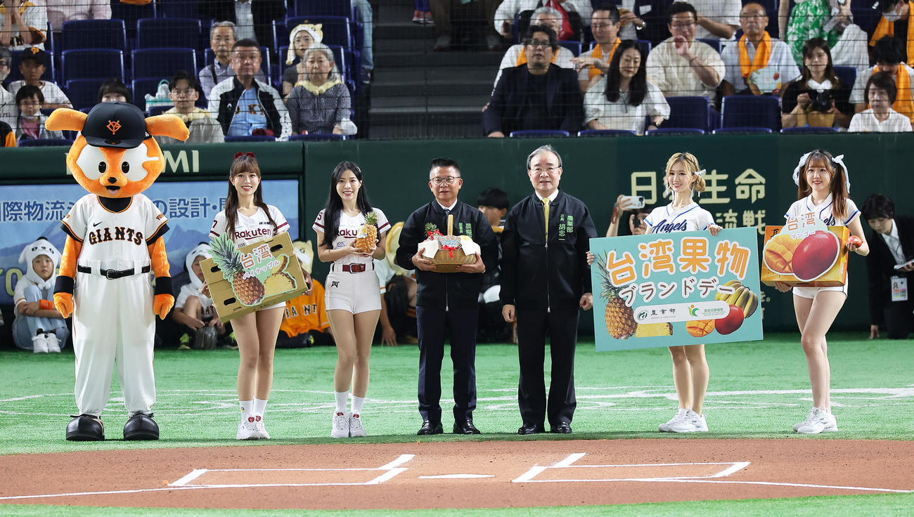 「台湾果物ブランドデー」にちなみ東京ドームに訪れた台湾プロ野球のチア（撮影・足立雅史）