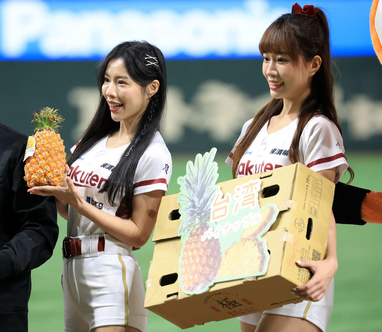 巨人対ソフトバンク　「台湾果物ブランドデー」で登場した台湾球団のチアガール（撮影・浅見桂子）