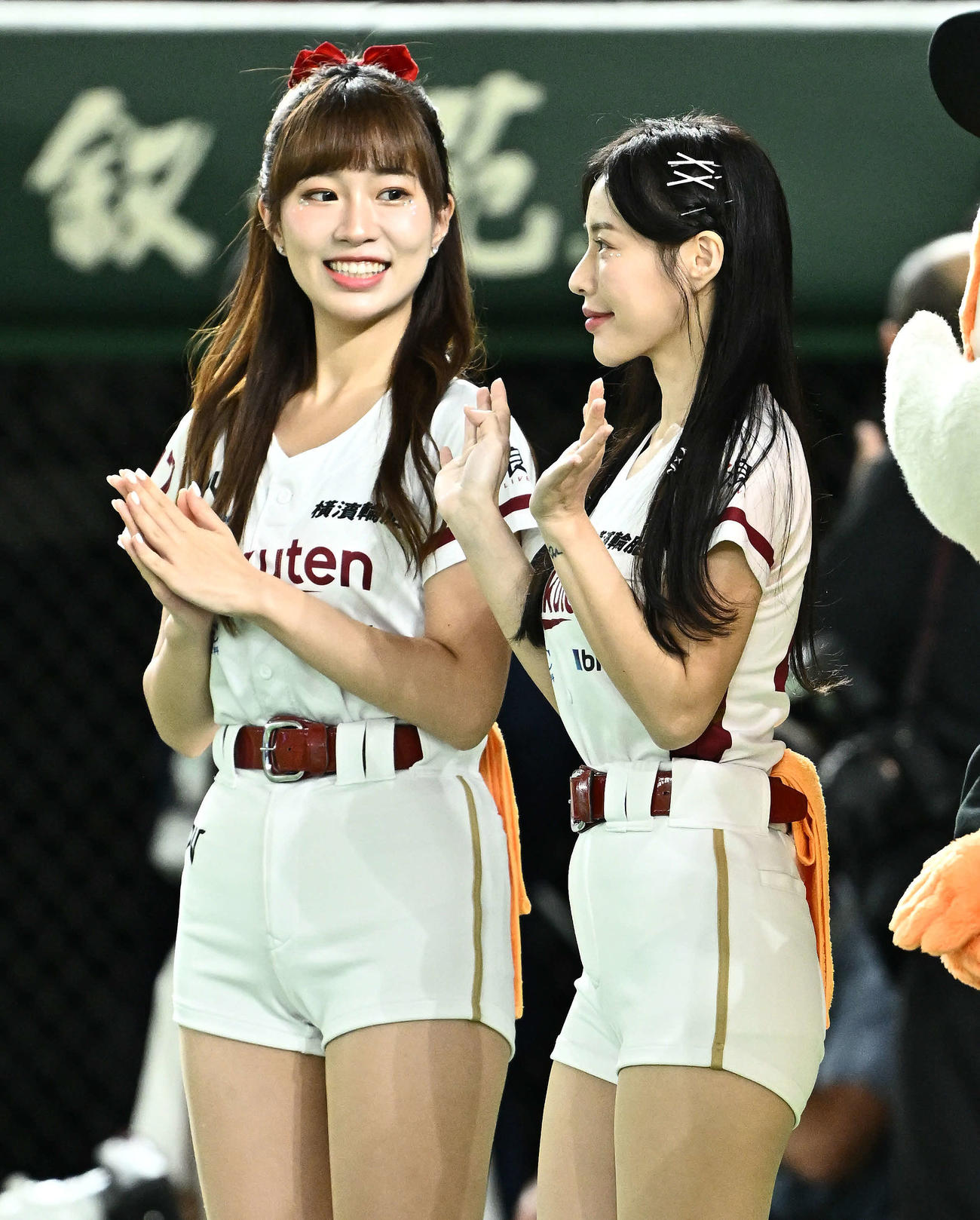 巨人対ソフトバンク　試合前のイベントを盛り上げる台湾のチアガール（撮影・滝沢徹郎）