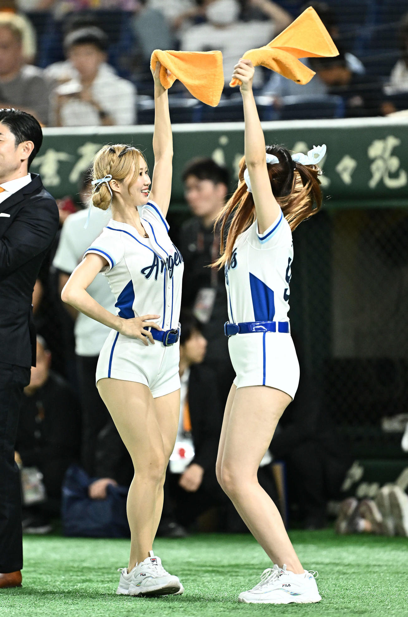 巨人対ソフトバンク　試合前のイベントを盛り上げる台湾のチアガール（撮影・滝沢徹郎）