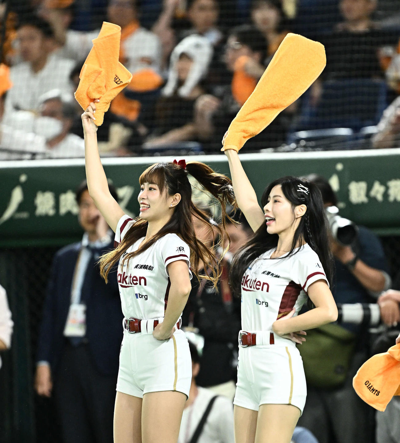 巨人対ソフトバンク　試合前のイベントを盛り上げる台湾のチアガール（撮影・滝沢徹郎）