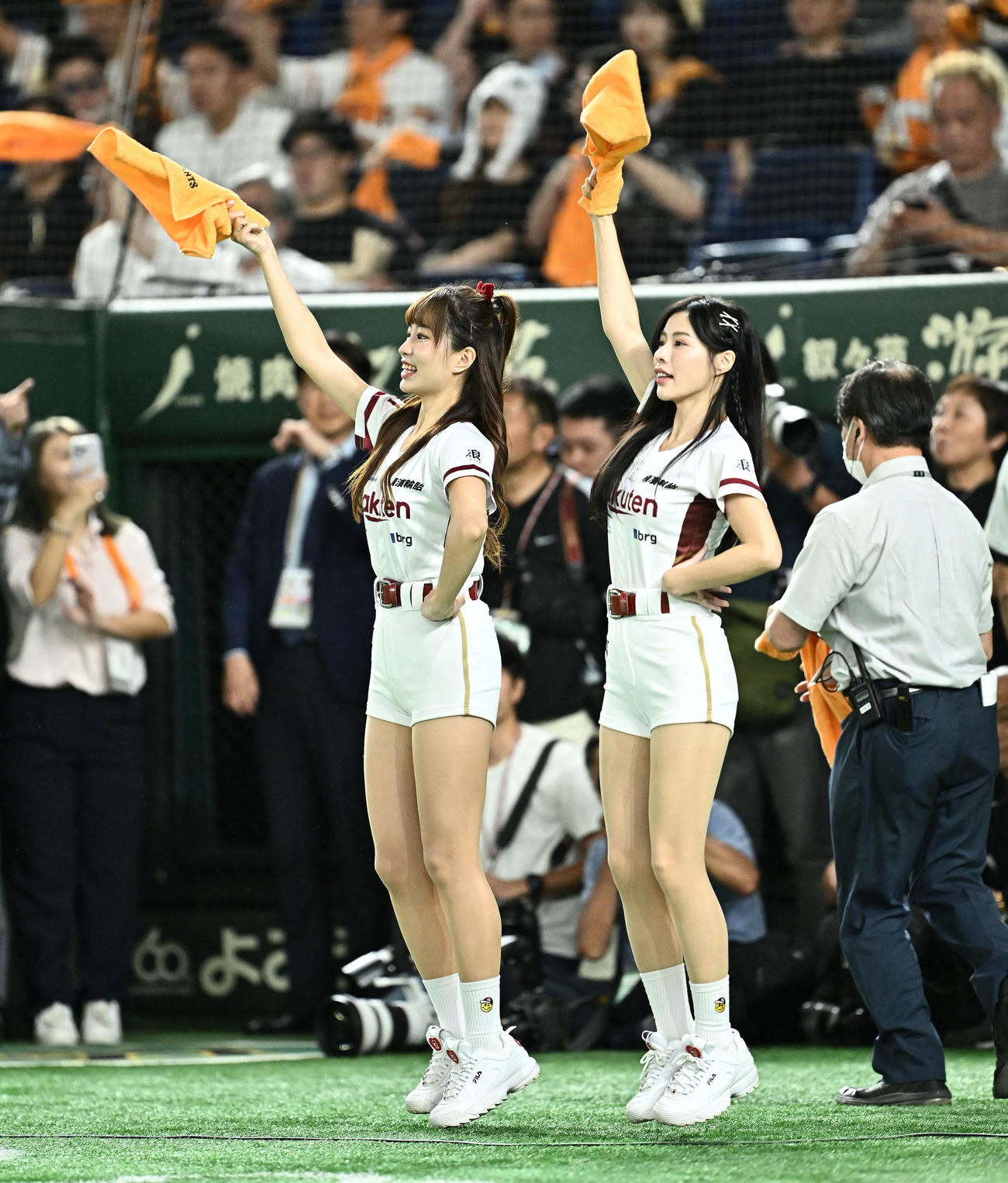 巨人対ソフトバンク　試合前のイベントを盛り上げる台湾のチアガール（撮影・滝沢徹郎）
