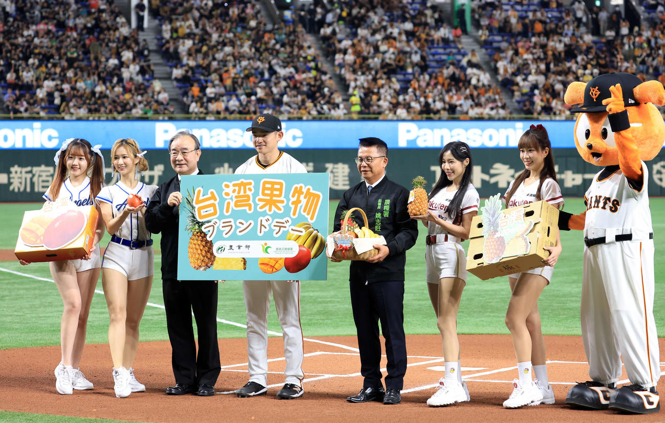 巨人対ソフトバンク　「台湾果物ブランドデー」で台湾球団のチアガールらと記念撮影する巨人萩尾（中央）（撮影・浅見桂子）