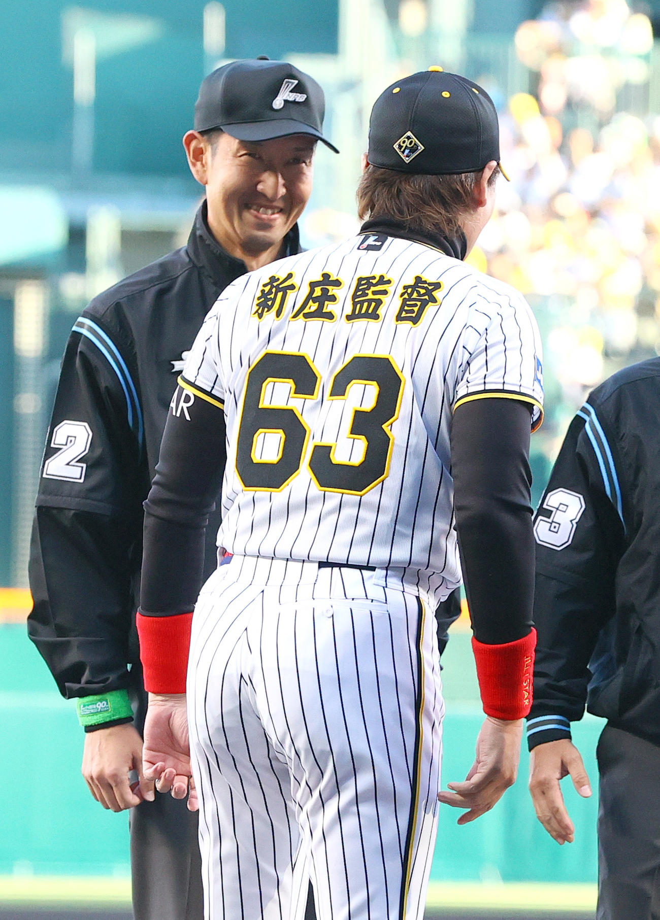 阪神対日本ハム　試合前のメンバー表最終確認で日本ハム新庄監督（手前）は阪神のユニホームを着て登場する（撮影・上山淳一）