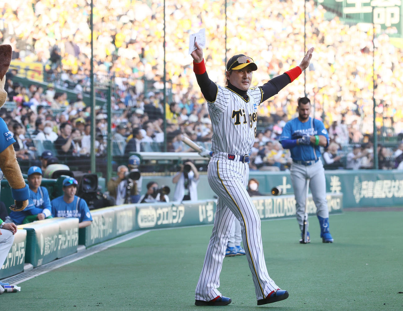 阪神対日本ハム　試合前のメンバー表最終確認で日本ハム新庄監督は阪神のユニホームを着て登場する（撮影・上山淳一）