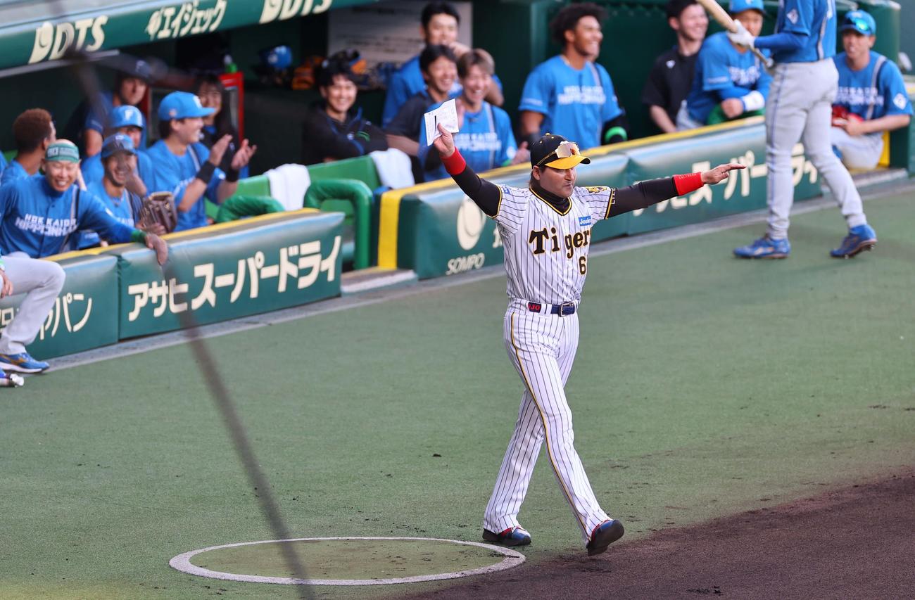 阪神対日本ハム　阪神のユニホームで登場した新庄監督（撮影・上田博志）