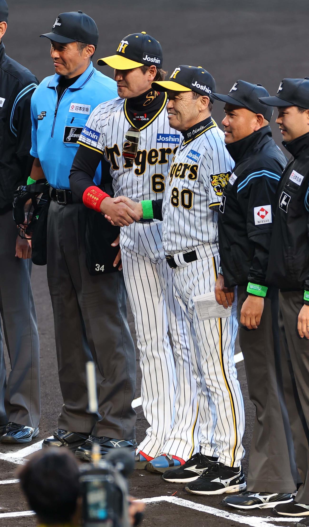 阪神対日本ハム　阪神のユニホームで登場した新庄監督（左から2人目）は岡田監督と記念撮影をする（撮影・上田博志）