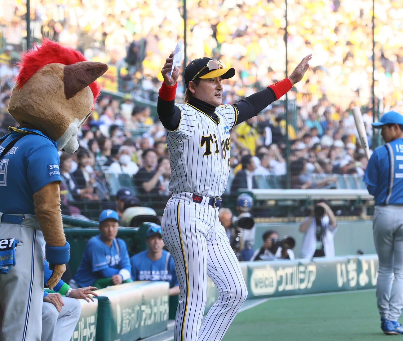 阪神対日本ハム　試合前のメンバー表最終確認で日本ハム新庄監督は阪神のユニホームを着て登場する（撮影・上山淳一）