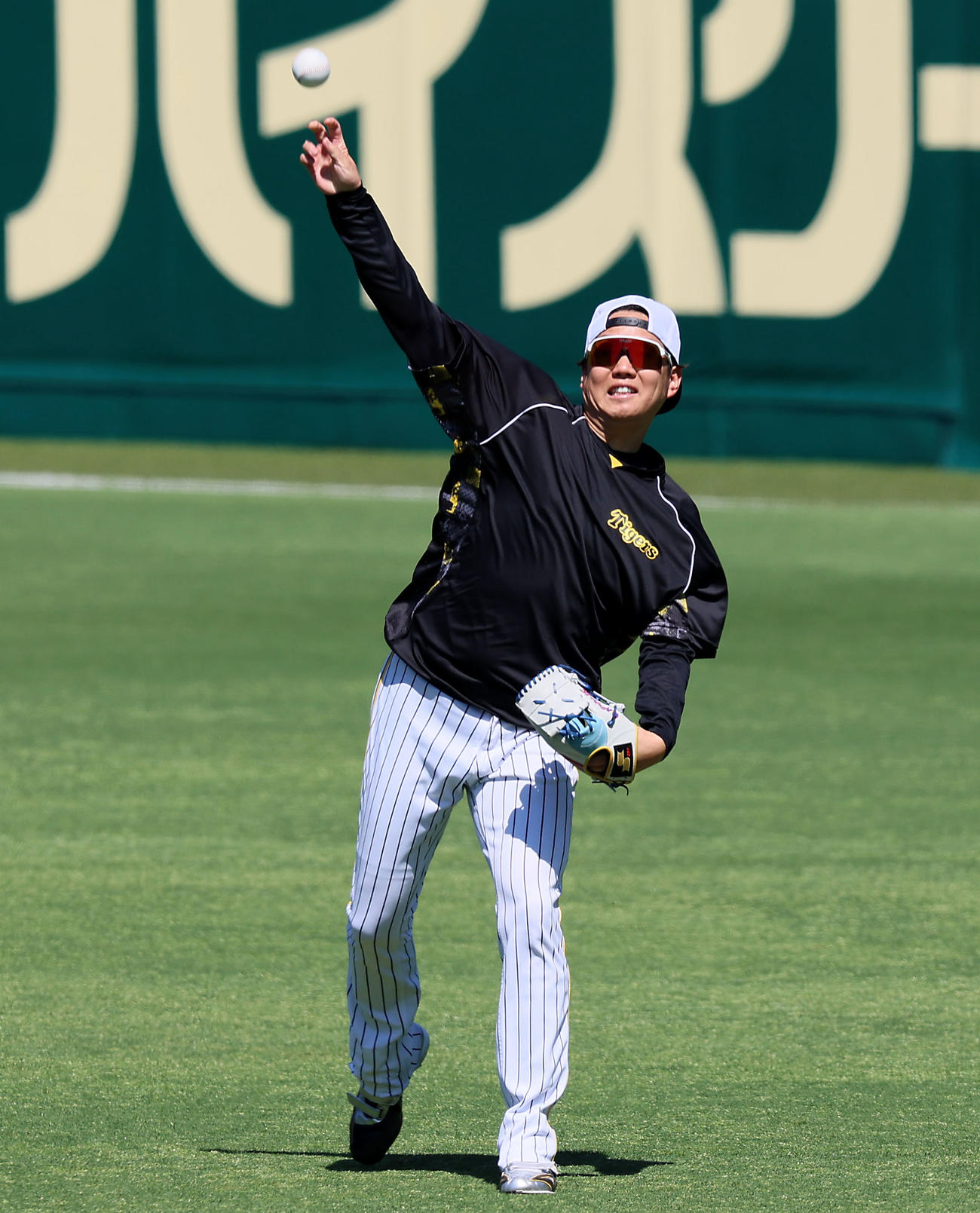 阪神対日本ハム　練習でキャッチボールする西勇（撮影・加藤哉）