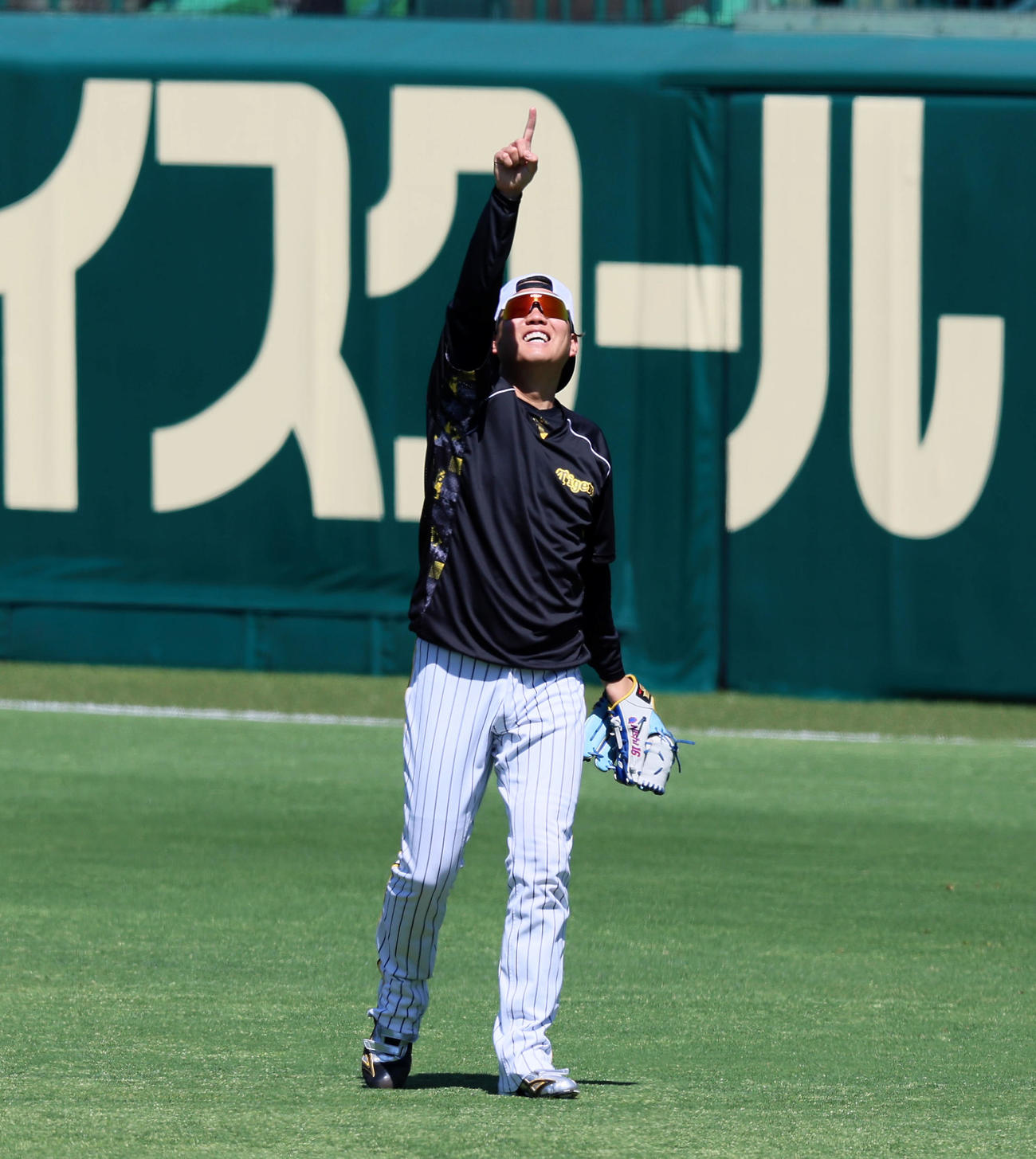 阪神対日本ハム　快晴の空を照らす太陽を指さす西勇（撮影・加藤哉）