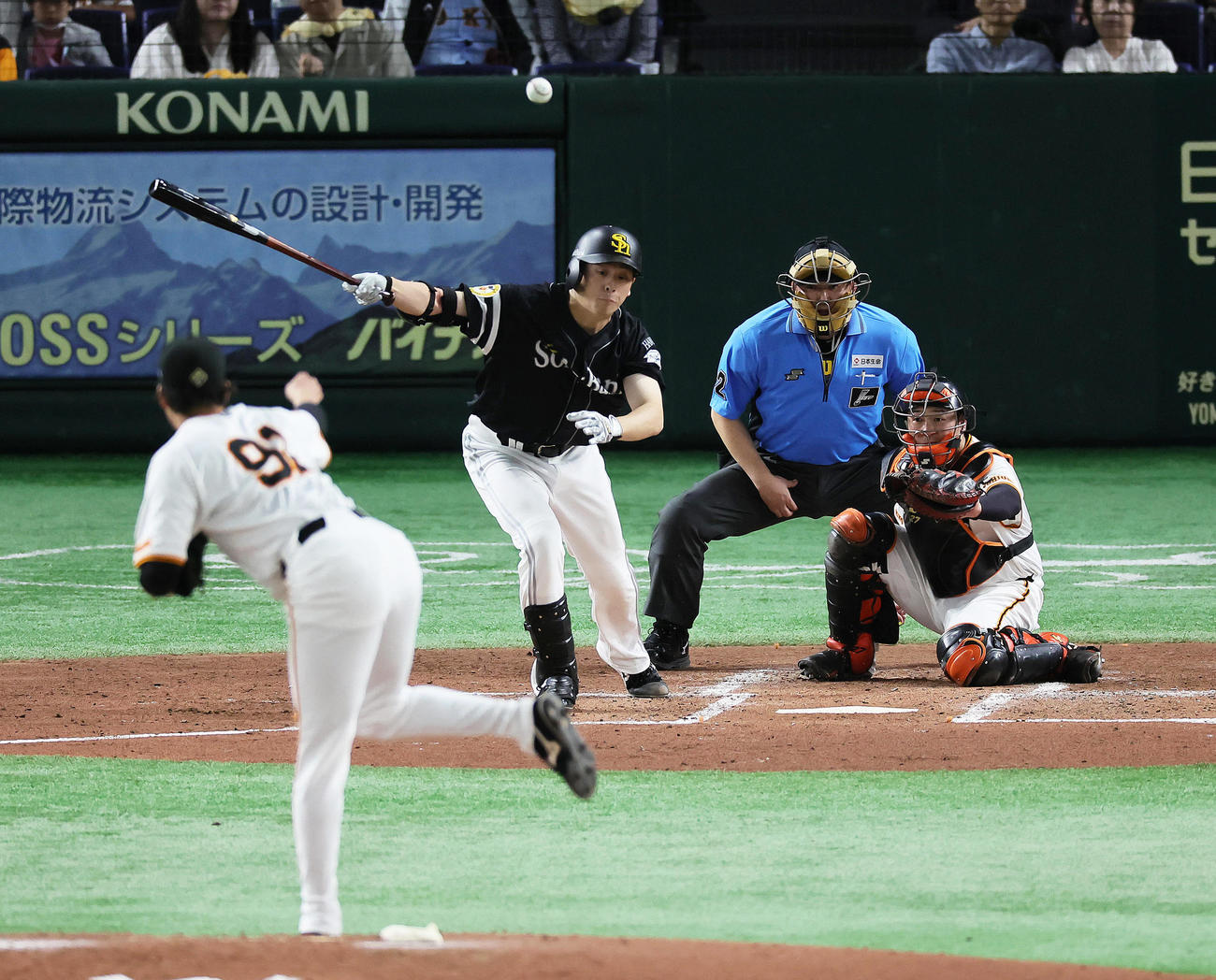 巨人対ソフトバンク　3回表ソフトバンク1死、大関はプロ初安打となる内野安打を放つ。投手堀田（撮影・足立雅史）
