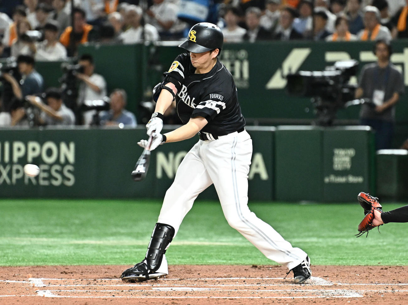 巨人対ソフトバンク　3回表ソフトバンク1死、大関は二塁内野安打を放つ（撮影・滝沢徹郎）