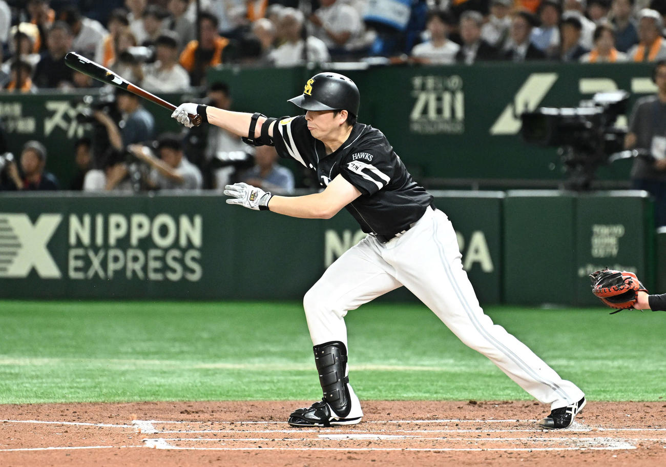 巨人対ソフトバンク　3回表ソフトバンク1死、大関は二塁内野安打を放つ（撮影・滝沢徹郎）