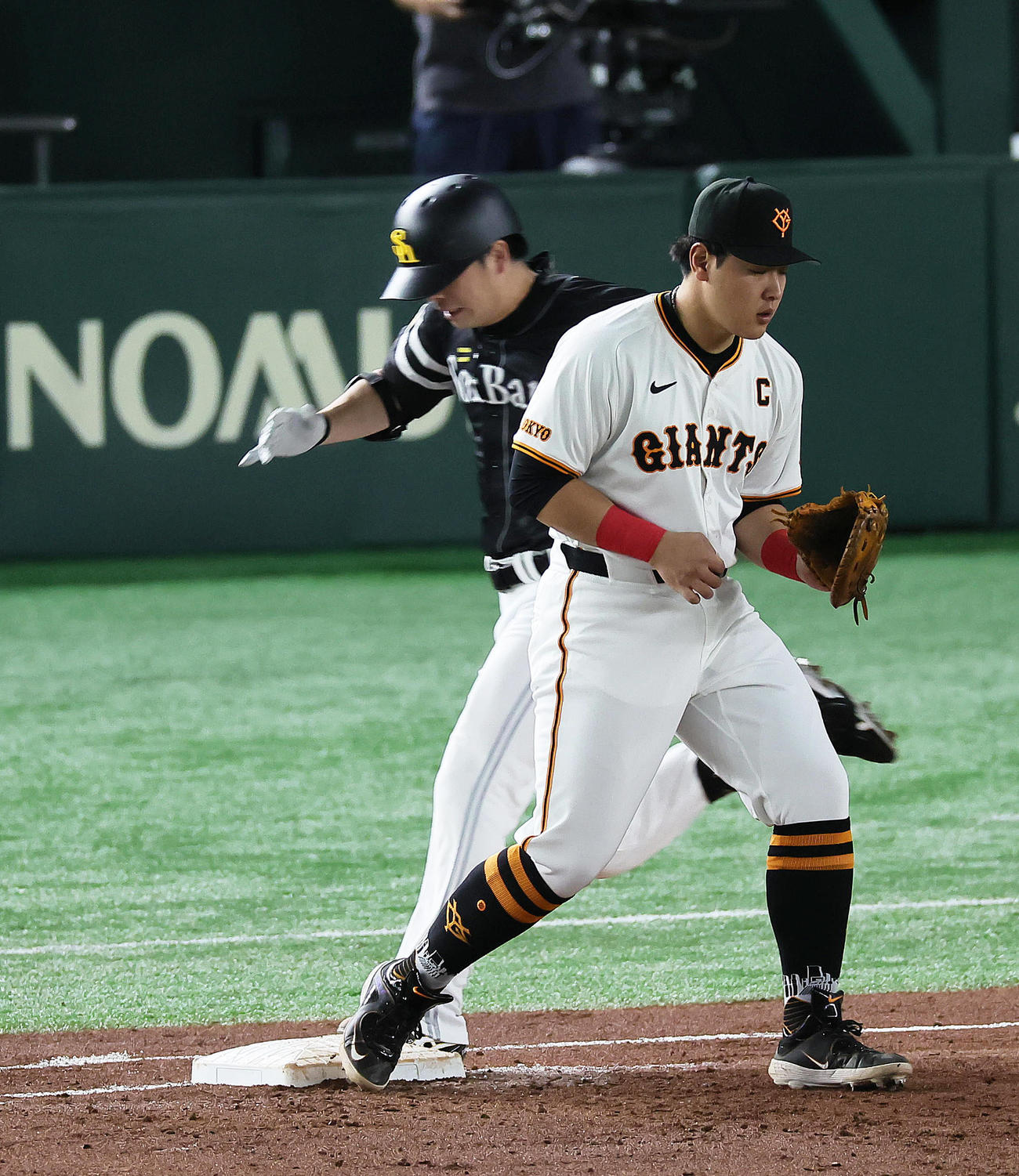 巨人対ソフトバンク　3回表ソフトバンク1死、大関（後方）はプロ初安打となる内野安打を放つ。一塁手岡本和（撮影・足立雅史）