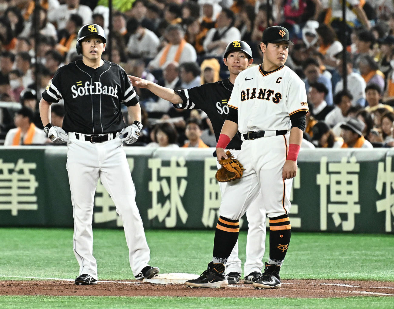 巨人対ソフトバンク　3回表ソフトバンク1死、二塁内野安打を放った大関（左）。一塁手岡本和（撮影・滝沢徹郎）