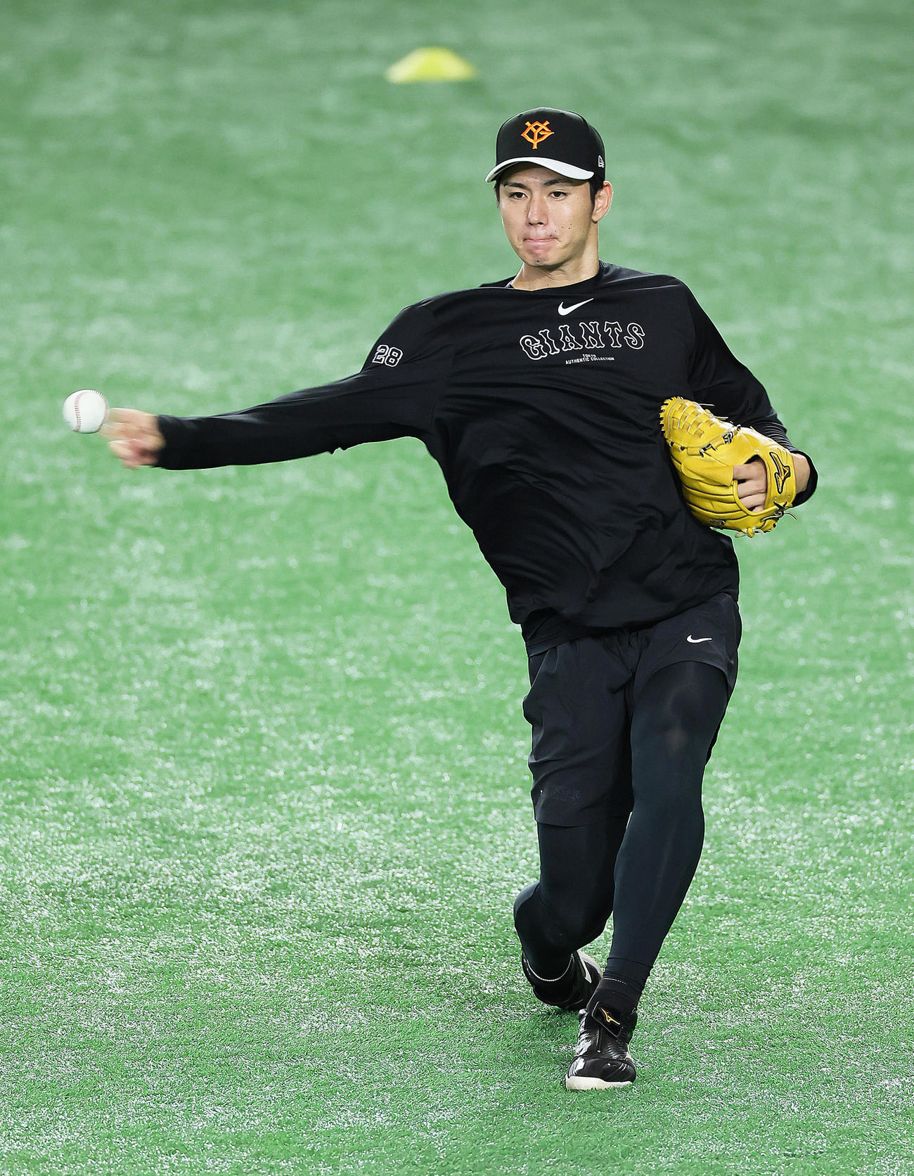キャッチボールで調整する巨人高橋礼（撮影・足立雅史）