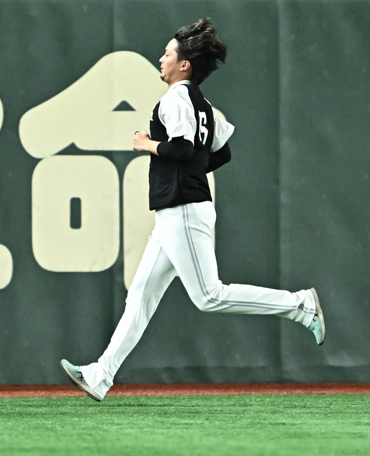 巨人対ソフトバンク　試合前練習で調整するソフトバンク東浜（撮影・滝沢徹郎）