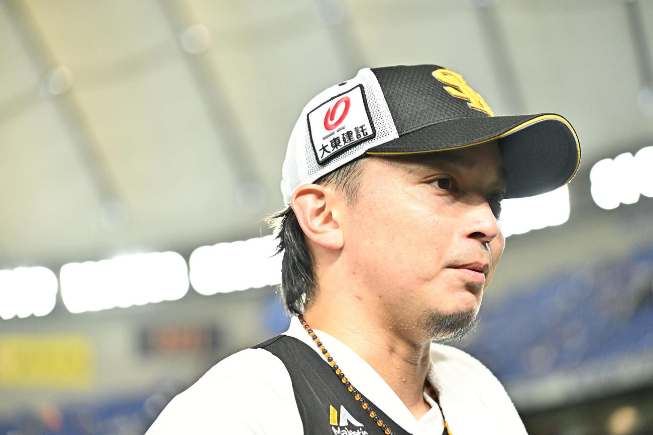巨人対ソフトバンク　試合前練習を終えたソフトバンク東浜は記者の質問に答える（撮影・滝沢徹郎）