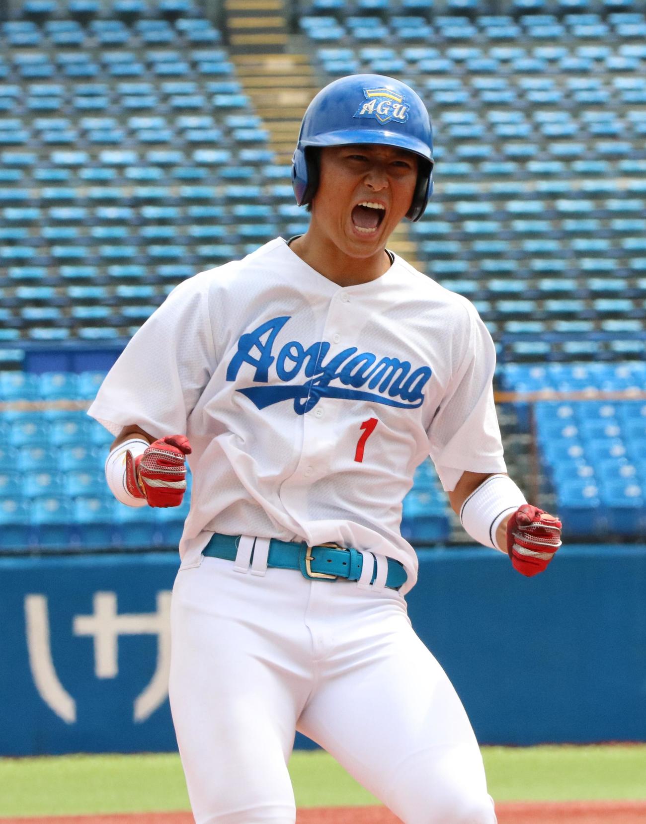 青学大対中大　4回表青学大2死一、三塁、逆転の3点本塁打を放ち、ガッツポーズする佐々木（撮影・深田雄智）
