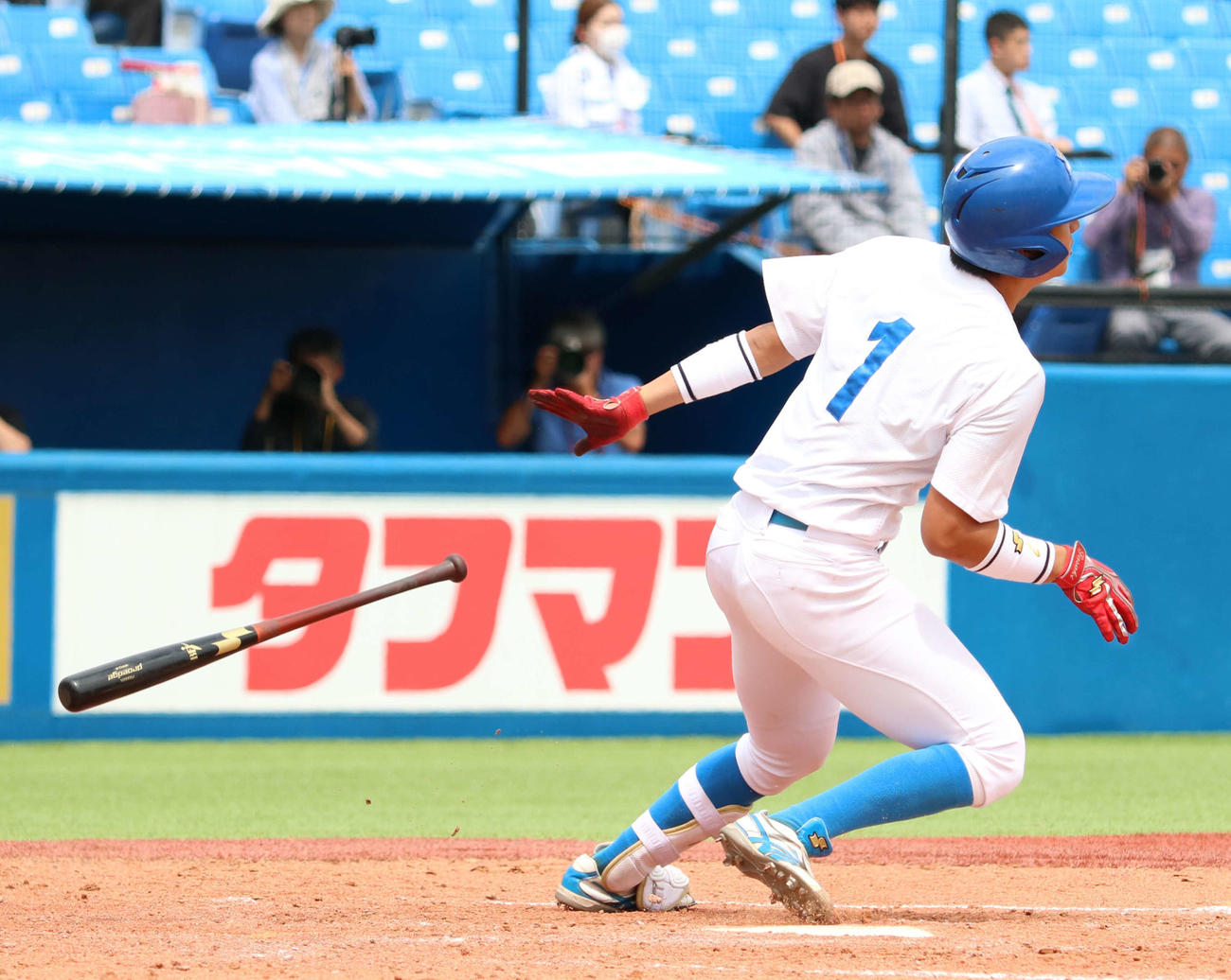青学大対中大　4回表青学大2死一、三塁、左越え逆転3点本塁打を放つ佐々木（撮影・野見山拓樹）