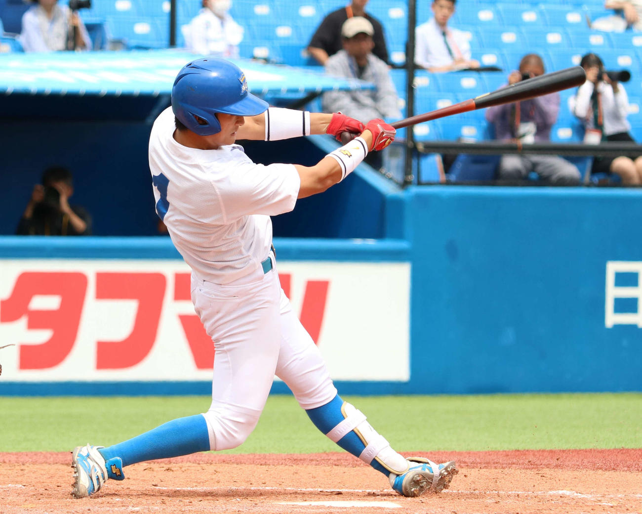 青学大対中大　4回表青学大2死一、三塁、左越え逆転3点本塁打を放つ佐々木