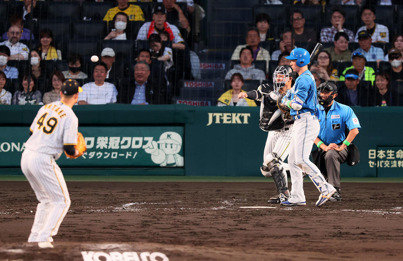 阪神対日本ハム　4回表日本ハム無死一塁、坂本は打者松本剛のとき一塁走者マルティネスを刺す。投手は大竹（撮影・加藤哉）