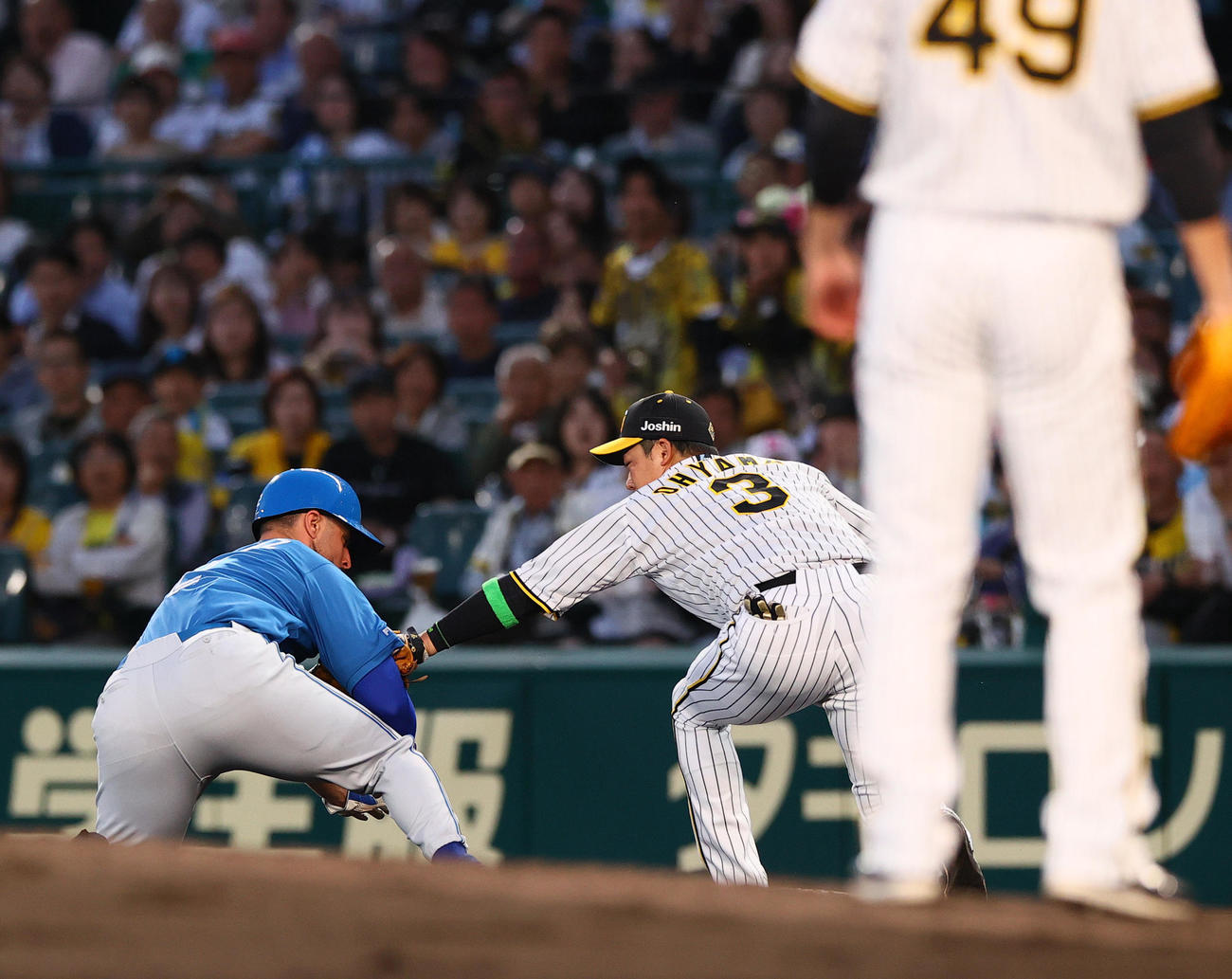 阪神対日本ハム　4回表日本ハム無死一塁、一走マルティネスは捕手坂本のけん制でアウトとなる。一塁手大山（撮影・上山淳一）