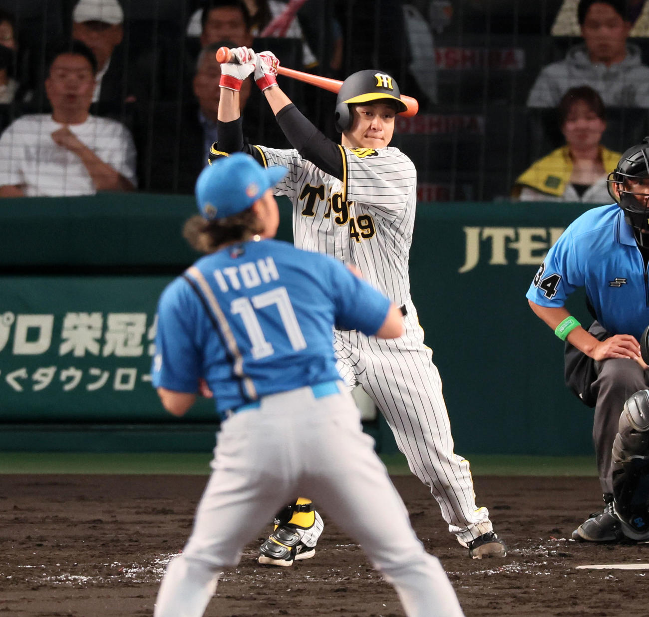 阪神対日本ハム　4回裏阪神2死一、二塁、大竹は左適時打を放つ。投手は伊藤（撮影・加藤哉）