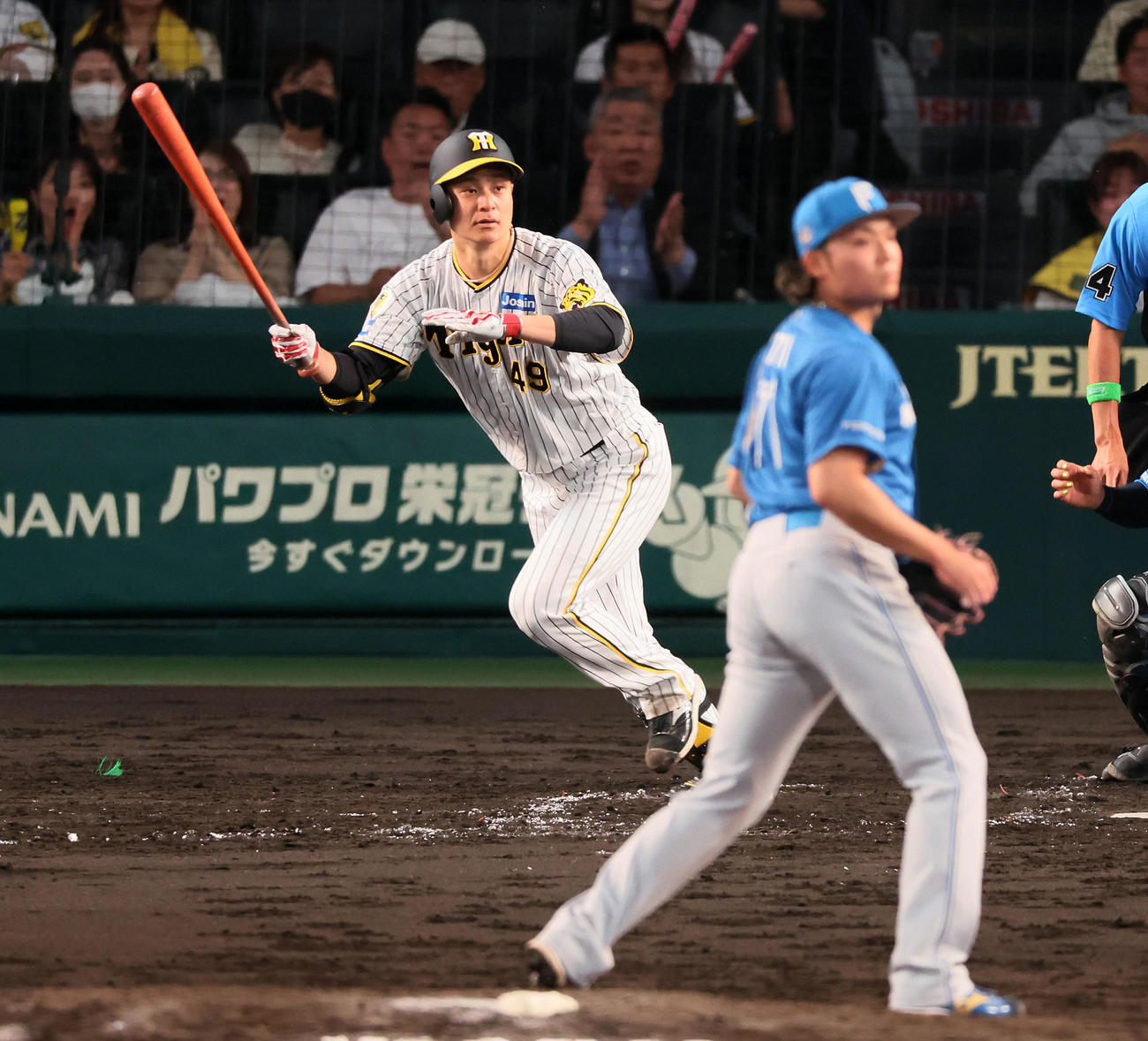 阪神対日本ハム　4回裏阪神2死一、二塁、大竹は左適時打を放つ。投手は伊藤（撮影・加藤哉）