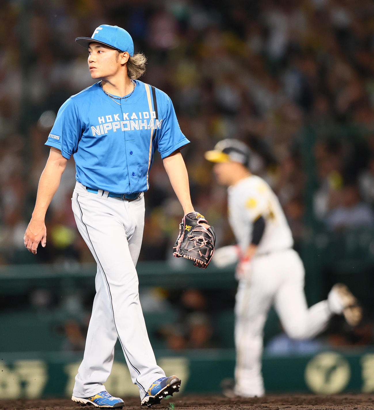 阪神対日本ハム　4回裏阪神2死一、二塁、伊藤（手前）は大竹に左前適時打を浴びる（撮影・上山淳一）