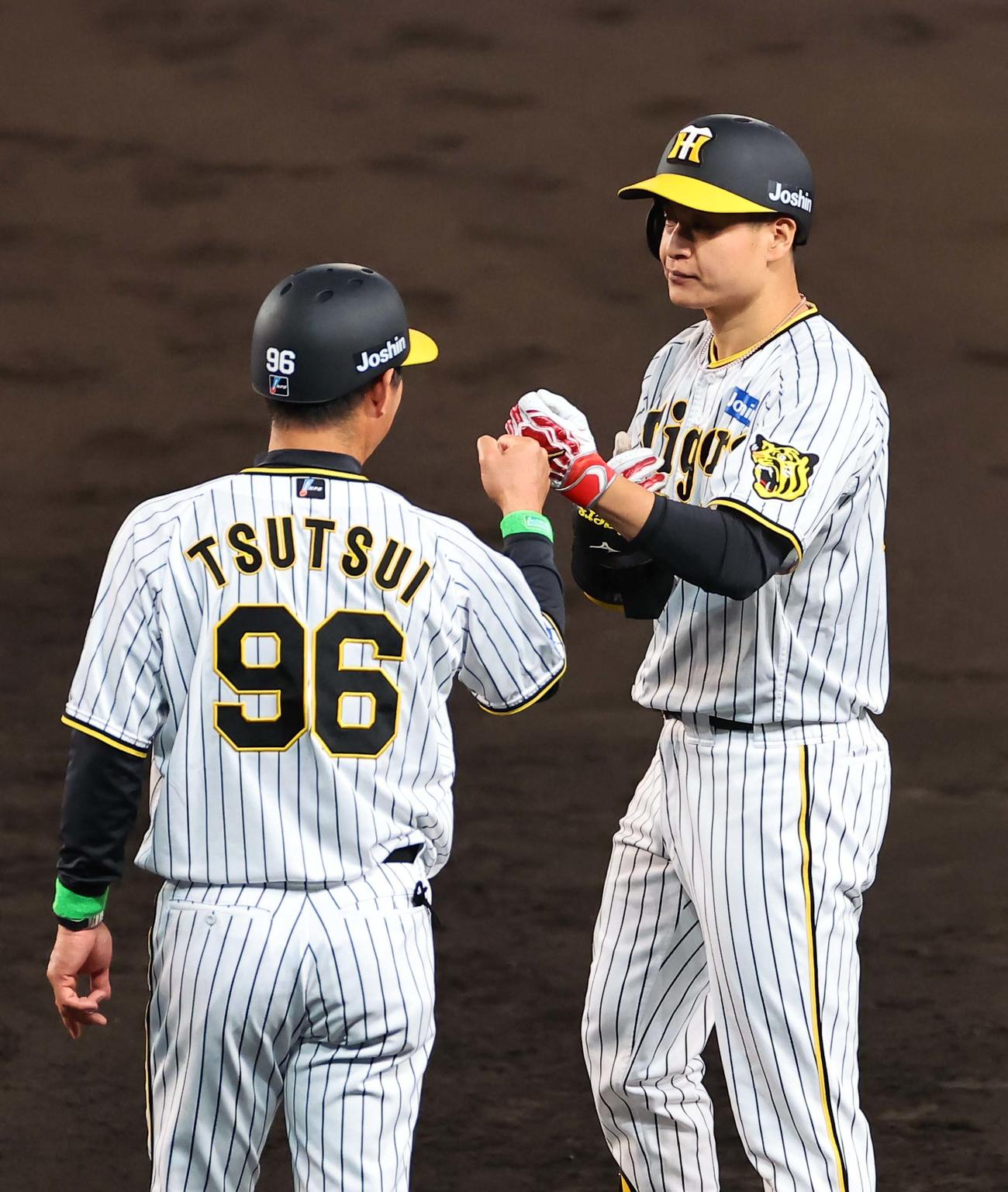 阪神対日本ハム　4回裏阪神2死一、二塁、適時打を放ち筒井コーチとグータッチをする大竹（撮影・上田博志）