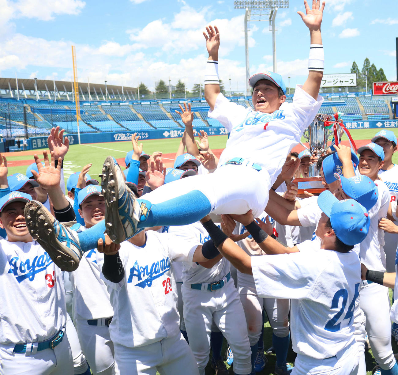 青学大対中大　胴上げされる青学大・佐々木（撮影・野見山拓樹）